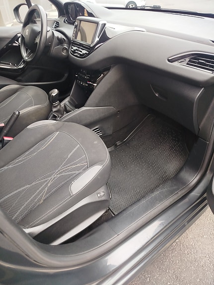 Peugeot 208 9 of 15