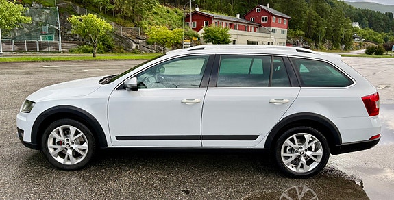 Skoda Octavia Scout 4 of 17