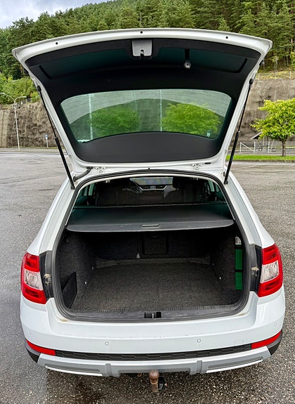 Skoda Octavia Scout 9 of 17
