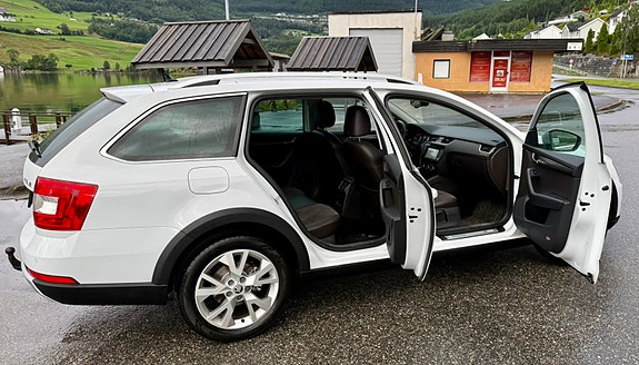 Skoda Octavia Scout 8 of 17