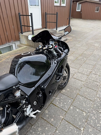 Suzuki GSX-R 750 12 of 28