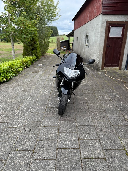 Suzuki GSX-R 750 3 of 28