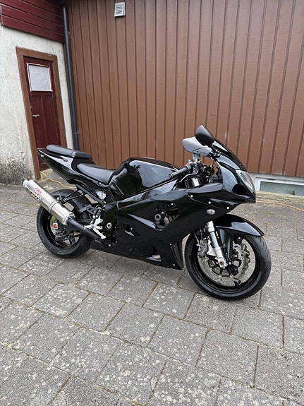 Suzuki GSX-R 750 2 of 28