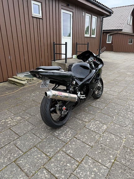 Suzuki GSX-R 750 8 of 28