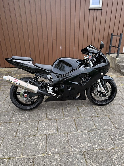 Suzuki GSX-R 750 9 of 28