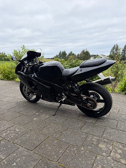 Suzuki GSX-R 750 6 of 28