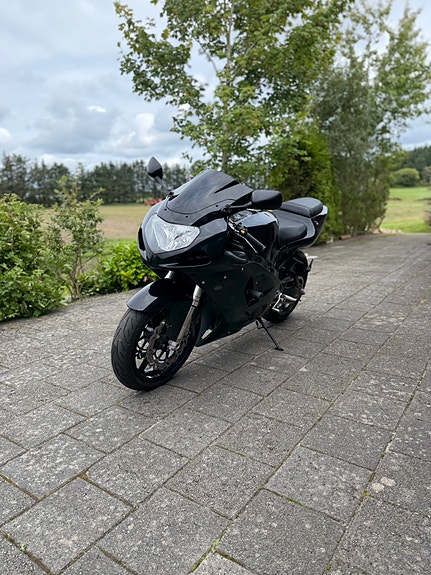 Suzuki GSX-R 750 4 of 28