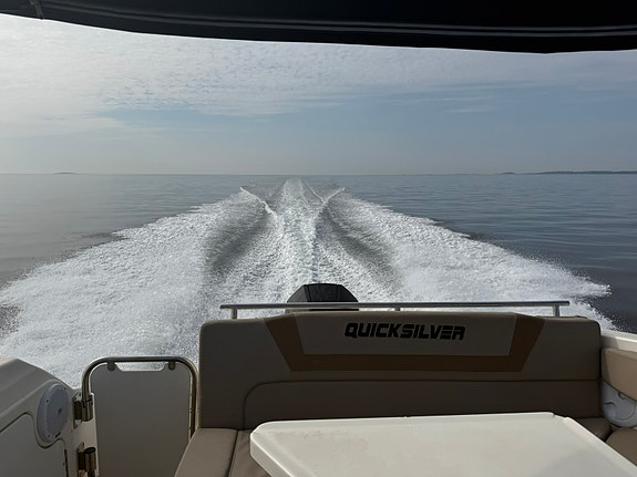 Quicksilver Activ 805 Sundeck 2 of 9