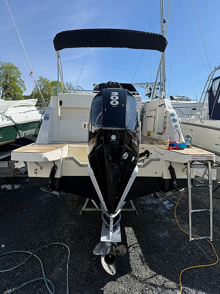 Quicksilver Activ 805 Sundeck 7 of 9