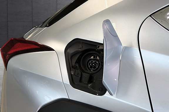 Lexus UX300e 9 of 19