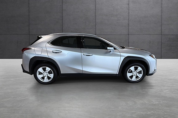 Lexus UX300e 6 of 19