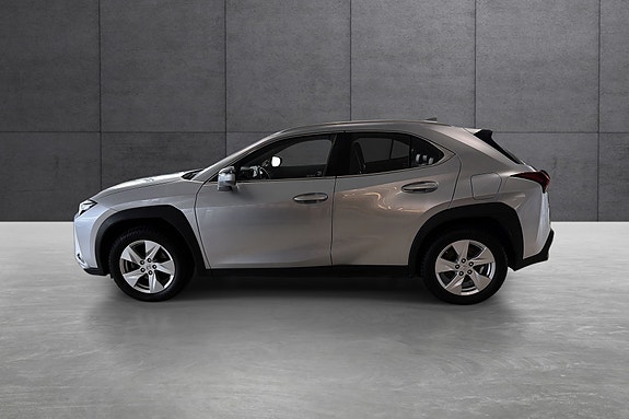 Lexus UX300e 2 of 19