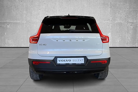 Volvo XC40 2 of 21