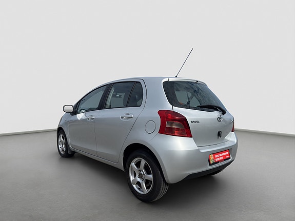 Toyota Yaris 3 of 22