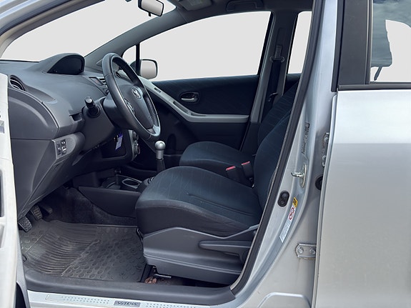 Toyota Yaris 10 of 22