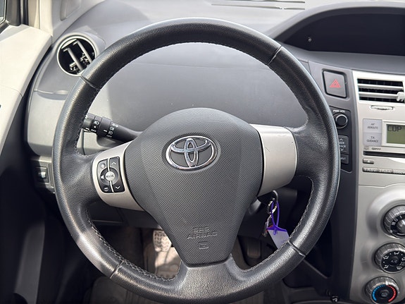 Toyota Yaris 11 of 22