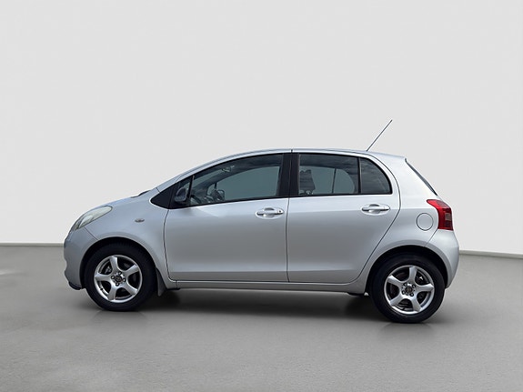 Toyota Yaris 2 of 22
