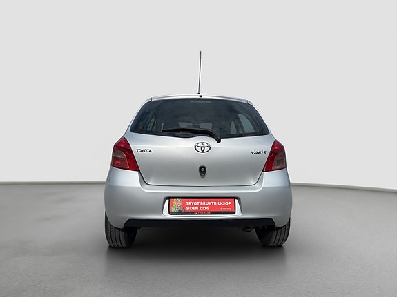 Toyota Yaris 4 of 22
