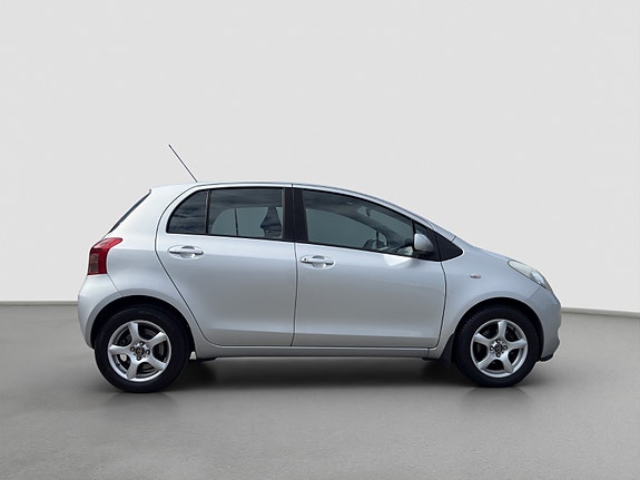Toyota Yaris 6 of 22