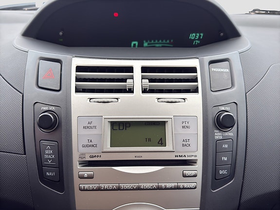 Toyota Yaris 13 of 22