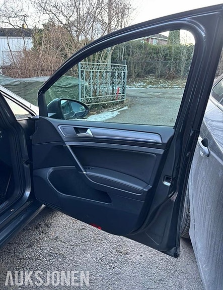 Volkswagen e-Golf VII 25 of 30