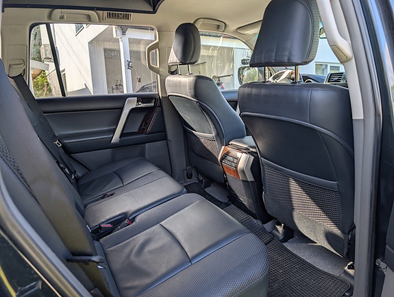 Toyota Land Cruiser 8 of 12