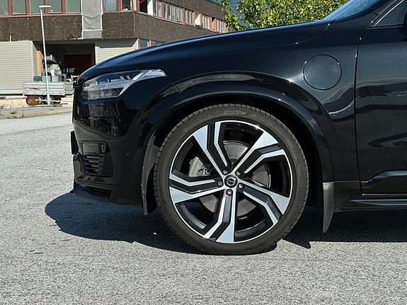 Volvo XC90 2 of 30