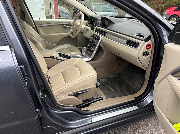 Volvo V70 16 of 28