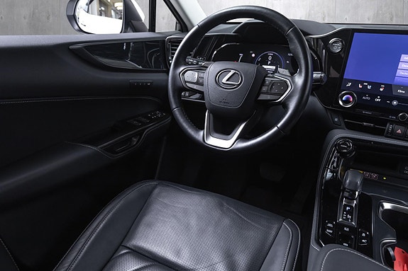 Lexus NX450h 26 of 30