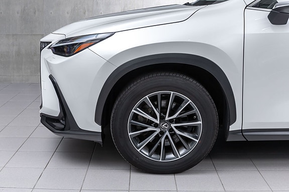 Lexus NX450h 2 of 30