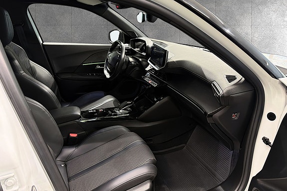 Peugeot e-2008 14 of 18