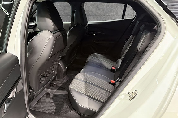 Peugeot e-2008 16 of 18