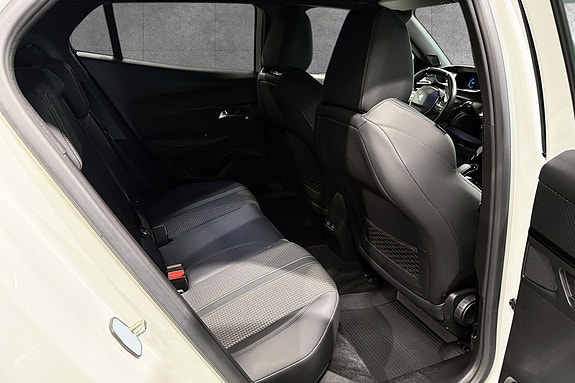 Peugeot e-2008 15 of 18