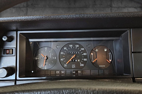 Volvo 244 22 of 30