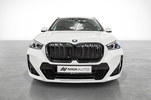 BMW iX1 3 of 30