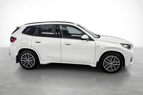 BMW iX1 6 of 30