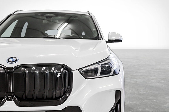 BMW iX1 2 of 30