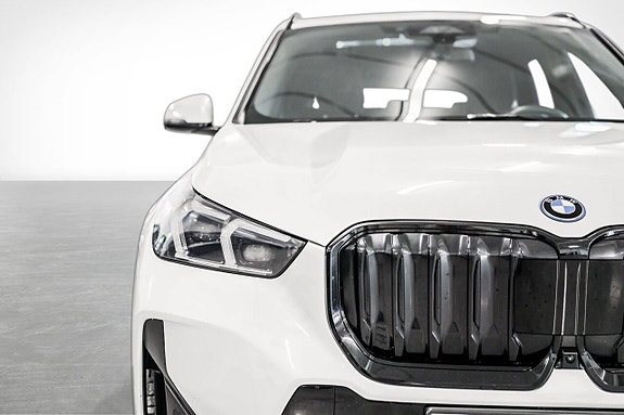 BMW iX1 4 of 30