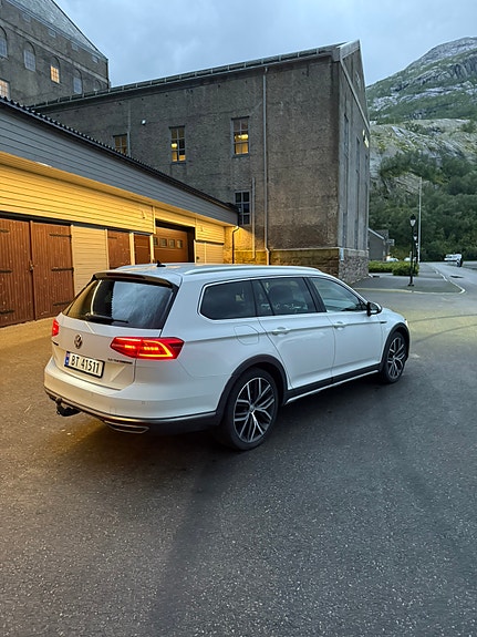 Volkswagen Passat 2 of 12
