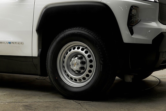 Chevrolet Silverado EV 6 of 28