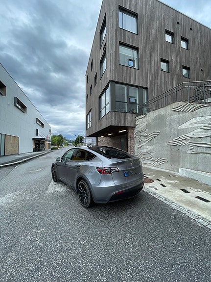 Tesla Model Y 7 of 12