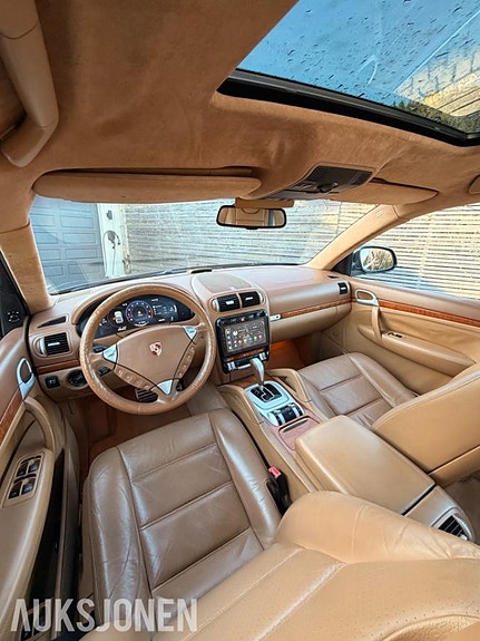 Porsche Cayenne 8 of 14