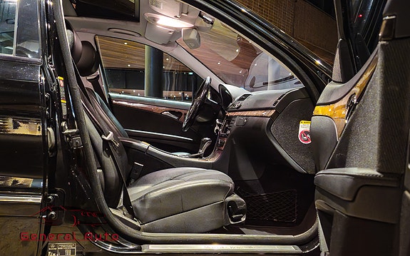 Mercedes-Benz E280 12 of 30