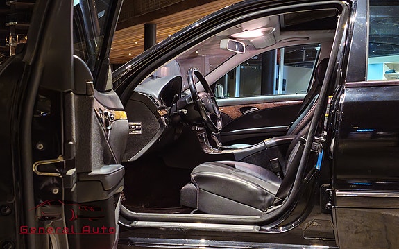 Mercedes-Benz E280 9 of 30