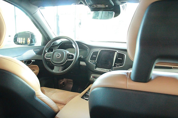 Volvo XC90 18 of 23