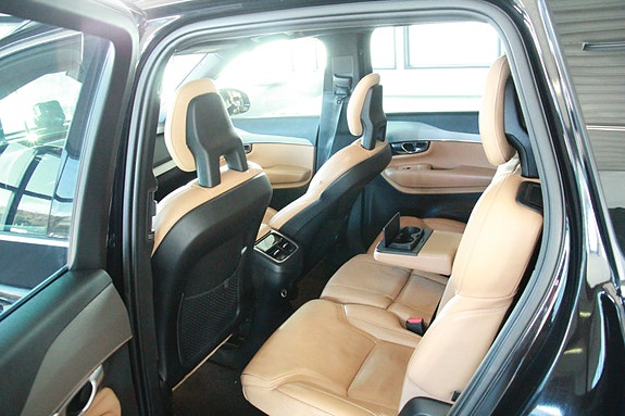 Volvo XC90 8 of 23