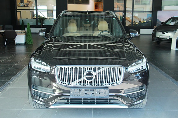 Volvo XC90 2 of 23