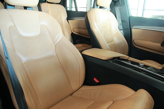 Volvo XC90 15 of 23