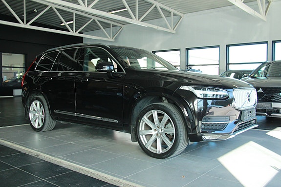 Volvo XC90 3 of 23