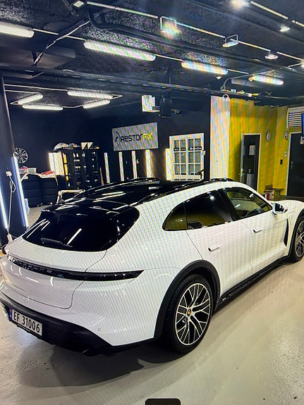 Porsche Taycan Cross Turismo 6 of 8